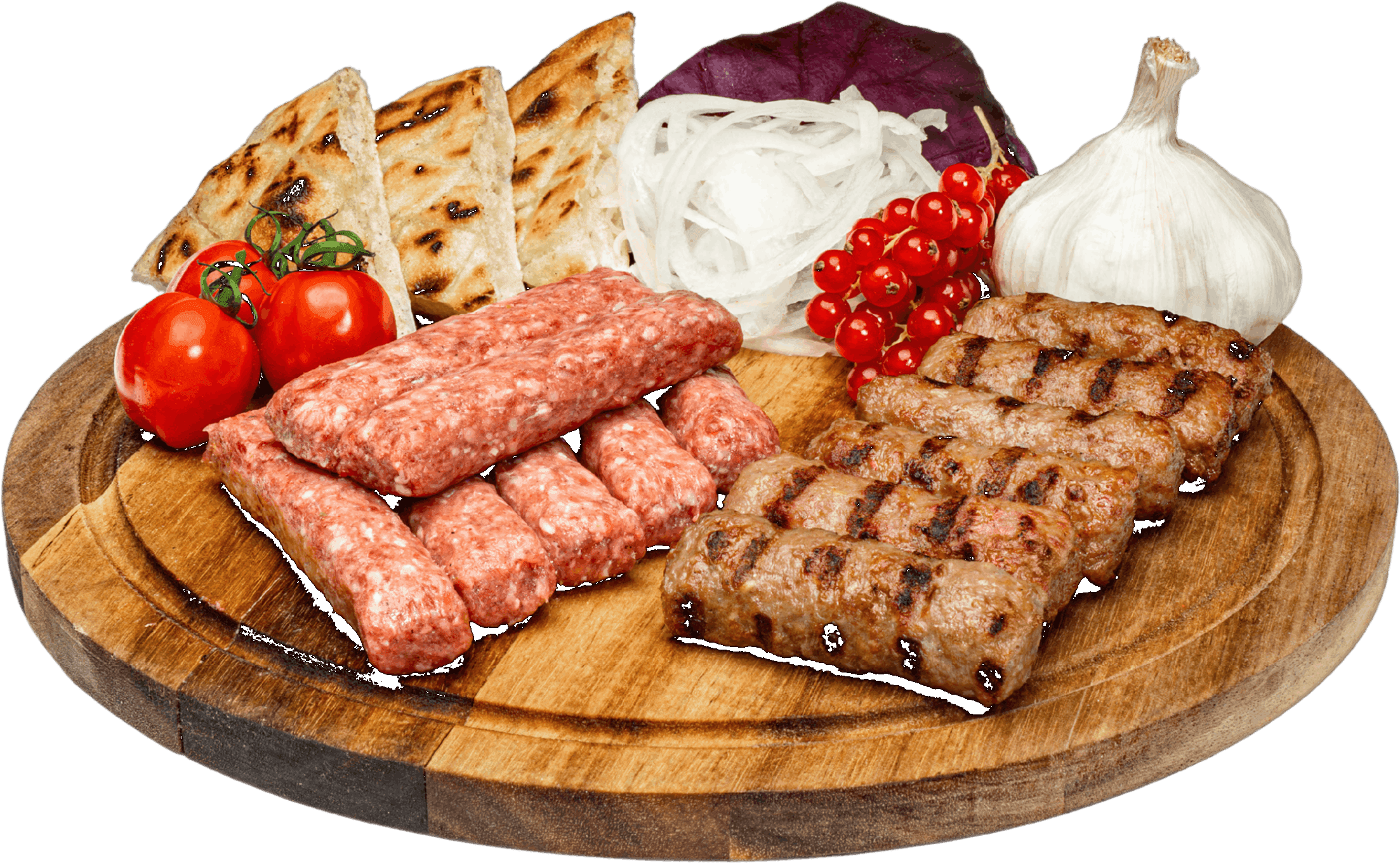 Balkan Grillplatte mit Ćevapčići, Lepinje und frischen Zutaten